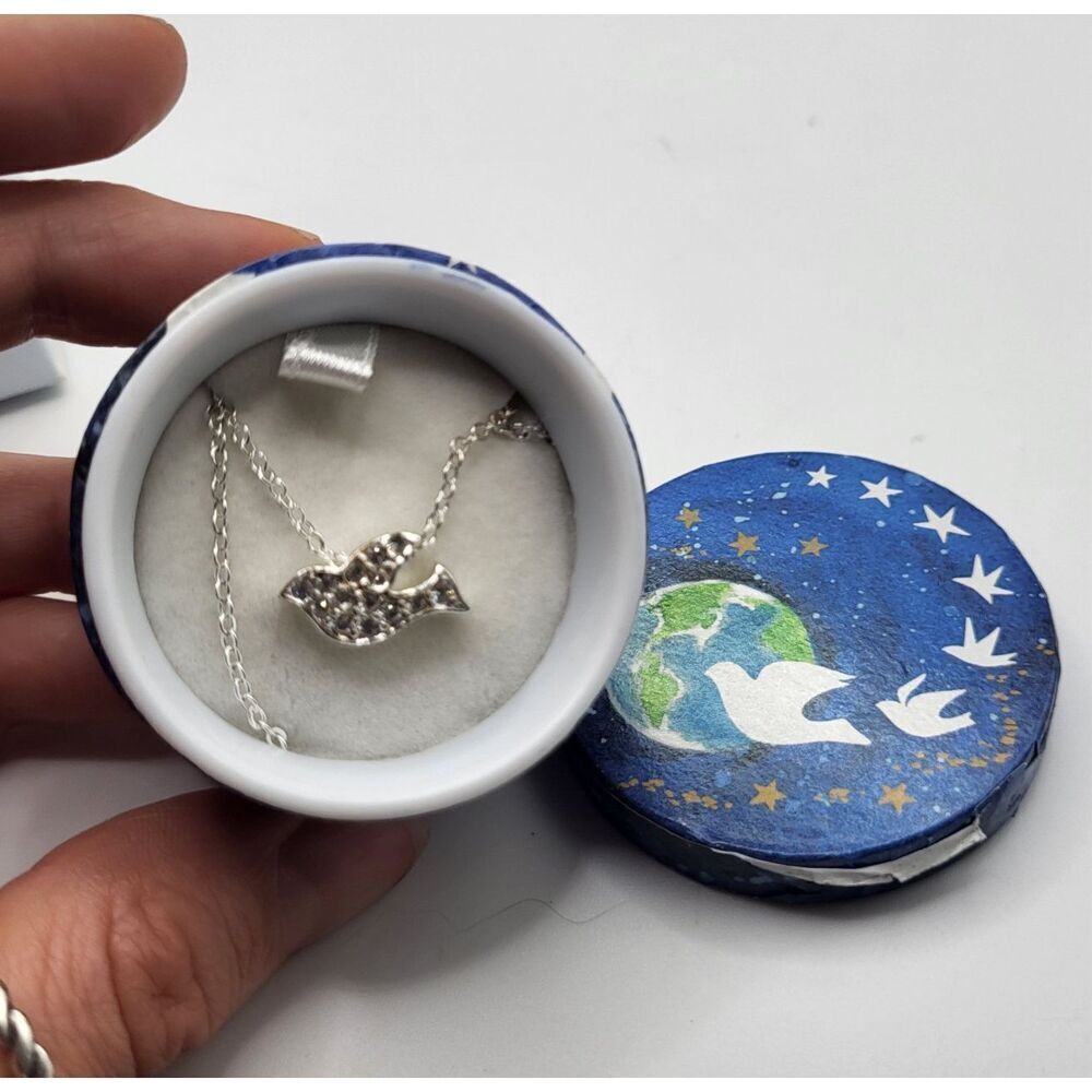 New in Box Avon 2002 Peace Dove Necklace in box